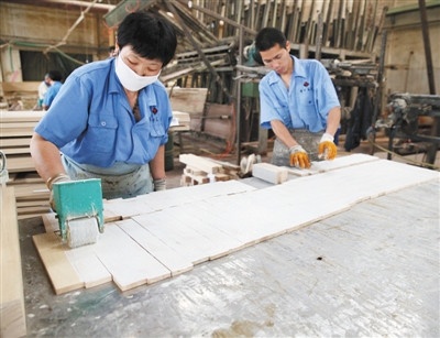 使用環(huán)保漆也是家具工廠升級(jí)的一個(gè)重要環(huán)節(jié)。